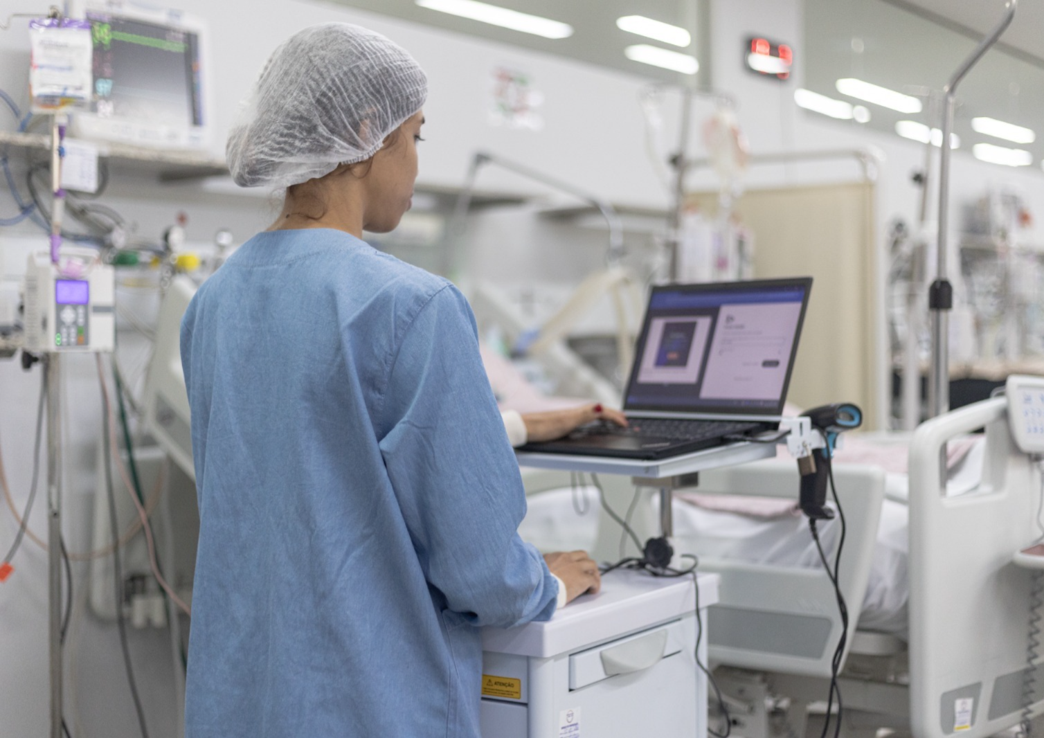 crer-investe-em-novos-carrinhos-beira-leito-para-fortalecer-a-seguranca-e-a-qualidade-da-assistencia